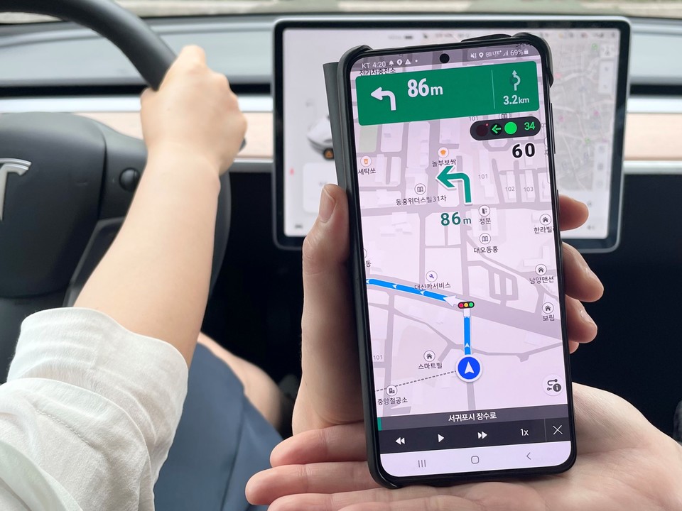 모델이 KT 원내비의 교통신호 정보를 실행하는 모습 (제공=KT)