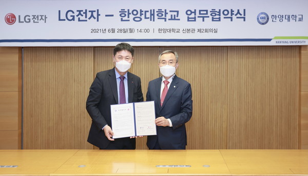 LG전자는 28일 서울시 성동구에 위치한 한양대학교에서 김우승 총장(오른쪽), LG전자 H&A사업본부장 류재철 부사장 등이 참석한 가운데 인공지능·빅데이터 분야 업무협약을 체결했다. (제공=LG전자)