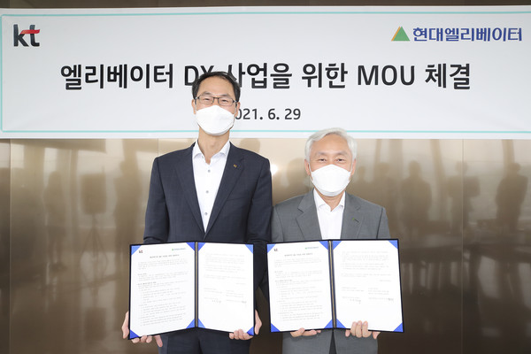 서울 종로구 KT East 사옥 25층에서 진행된 ‘KT-현대엘리베이터와 엘리베이터 DX MOU’ 행사 현장에서 KT 경영기획부문장 박종욱 사장(좌)과 현대엘리베이터 송승봉 대표이사(우)가 기념촬영 하고 있는 모습 (제공=KT)