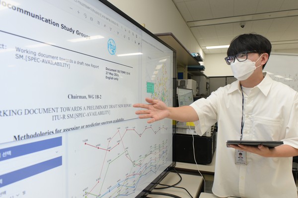 ETRI 윤종훈 연구원이 기계학습 기반 스펙트럼 가용성 예측 방법을 설명하고 있는 모습 (제공=ETRI)