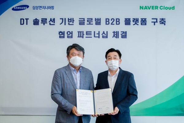 삼성엔지니어링 솔루션사업본부장 문덕규 전무(왼쪽)와 네이버클라우드 사업총괄 김태창 전무 (제공=네이버클라우드)