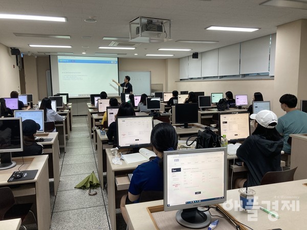 한 여성기술인 양성기관이 실시한 ‘파이썬을 활용한 빅데이터 분석교육’ 현장