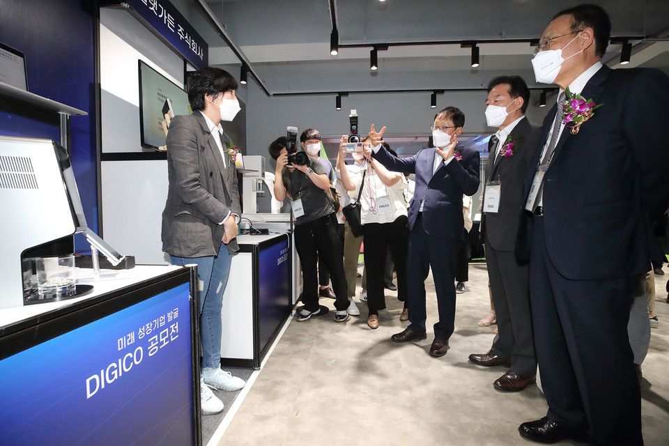 서울시 관악구 위치한 ‘관악S밸리 스타트업센터’ 개소식에서 (우측부터) 오세정 서울대학교 총장, 정태호 국회의원, KT 구현모 대표가 입주 스타트업 알고케어 정지원 대표의 서비스 설명을 듣고 있다. (제공=KT)