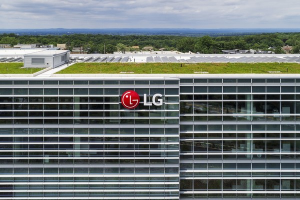 미국 그린빌딩위원회가 제정한 친환경 건축물 인증제도 ‘LEED’의 최고등급인 플래티넘을 획득한 LG전자 북미법인 신사옥의 모습 (제공=LG전자)