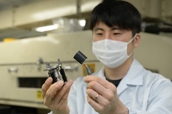 김주영 ETRI 선임연구원이 ETRI, DGIST가 공동개발한 전고체 이차전지 양극 소재를 관찰하고 있다. (제공=ETRI)