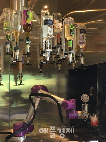 '드링크봇'이 에이드를 제조하는 모습