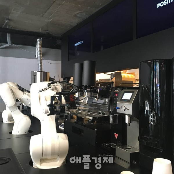 커피를 제조하는 로봇