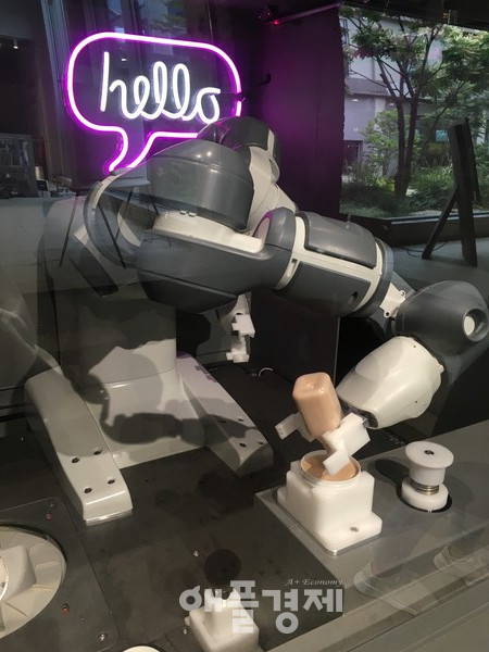 파운데이션을 제조하는 로봇