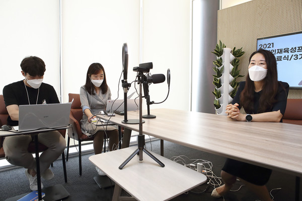 KT 그룹인재개발실장 진영심 상무가 온택트 간담회로 진행된 3기 입교식에서 2기 수료생들의 성과를 공유하고 새롭게 과정에 참여할 3기를 응원하고 있다. (제공=KT)