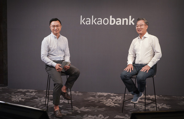 카카오뱅크 윤호영 대표이사 (오른쪽)와 황은재 PR팀장이 20일 서울 여의도 콘래드 호텔에서 열린 IPO 프레스톡에서 질의응답을 하고 있다. (제공=카카오뱅크)