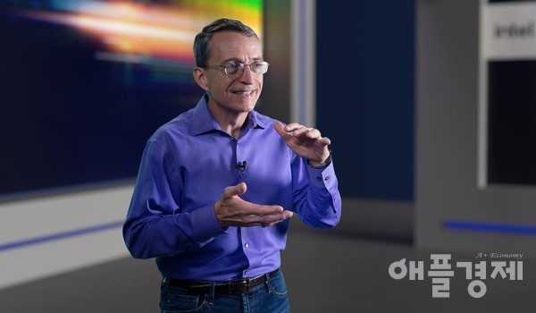 팻 겔싱어(Pat Gelsinger) 인텔 CEO가 인텔의 향후 공정 및 패키징 기술 로드맵에 대해 설명하고 있다. (자료= 온라인기자간담회 캡처)