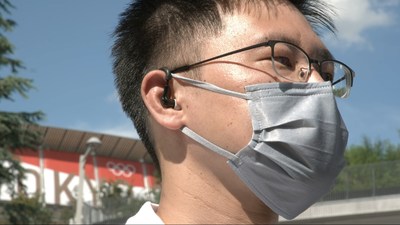 중국 알리바바는 열사병 방지를 위해 도쿄 올림픽 현장 직원의 체온과 심박수를 추적하는 데 도움을 주는 지능형 귀마개 장치를 선보였다. (제공=알리바바)