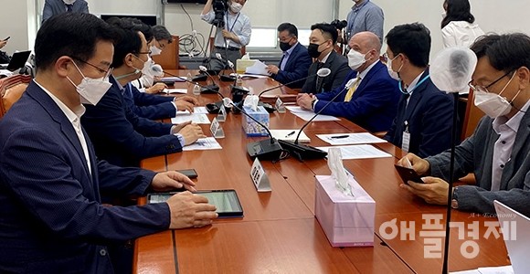 불어민주당 조승래 의원은 국회 과학기술정보방송통신위원회 소회의실에서 마크 뷰제 미국 앱공정성연대(CAF) 창립임원과 간담회를 개최했다.