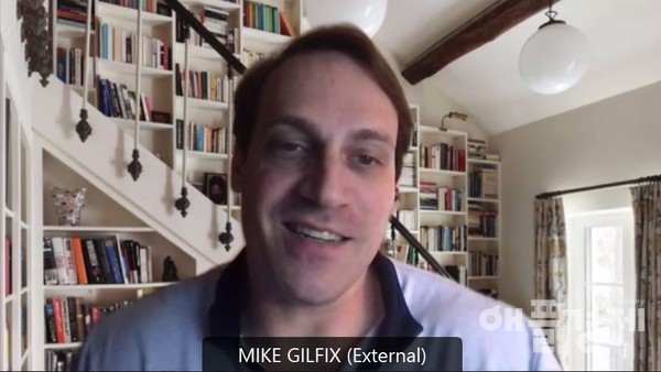 마이크 길픽스 IBM 인공지능 자동화 비즈니스글로벌 총괄 부사장이 온라인 기자간담회에서 회사 전략과 솔루션 강점을 소개하고 있다.