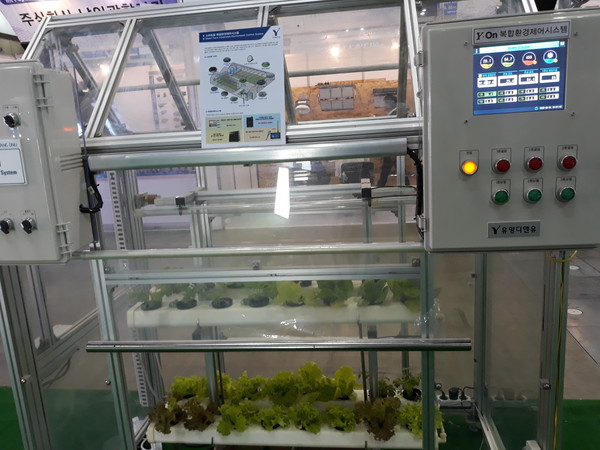 사진은 'LED엑스포 2019'에 국내 한 업체가 출품한 수직적층형 LED식물공장 제품.