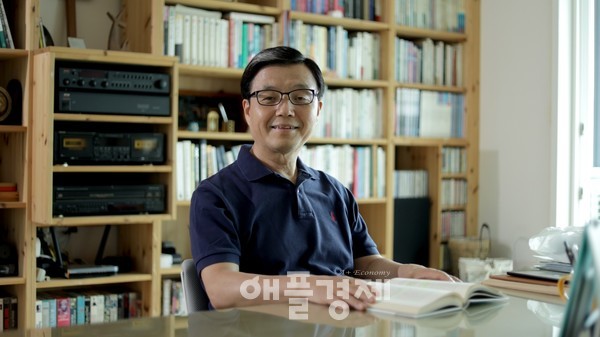'AI 임팩트'를 저술한 이주선 기업 & 경제연구소장·연세대학교 경영대학원 교수​