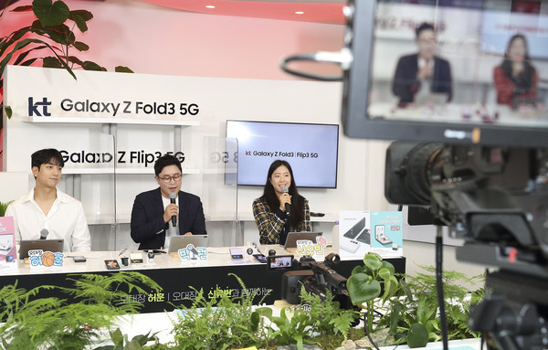 탁구 국가대표 신유빈 선수(좌)와 농구 국가대표 허훈 선수(우)가 비대면 온라인 실시간 방송으로 개통행사를 함께 진행 하는 모습 (제공=KT)