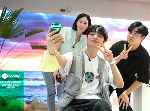 LG유플러스는 24일부터 갤럭시 Z 시리즈 사전예약 가입자를 대상으로 개통을 진행한다. (제공=LG유플러스)