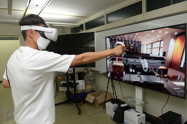 훈련생이 장애인을 위한 바리스타 취업 가상훈련을 하고 있다. (사진=한국전자통신연구원)