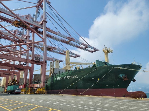 부산항에서 출항을 준비하고 있는 1800TEU급 다목적선 HMM 두바이호가 수출기업들의 화물을 싣고 있다. 사진은 본문 기사와 직접 관련은 없음. (출처=에이치엠엠)