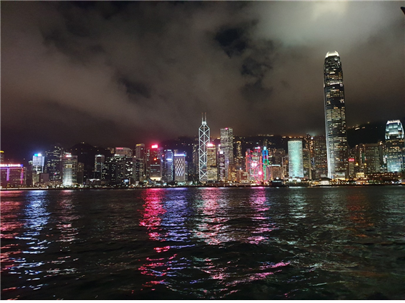동양의 진주, 백만불짜리 야경 등으로 불리는 홍콩(香港, Hong Kong)의 야경. 홍콩은 1842년부터 영국이 청나라로부터 할양해간 섬이었으며 1997년 7월 1일 부로 중국에 특별행정구로 흡수통합되었고 현재는 중국본토 및 마카오와의 통합이 가속화되고 있다