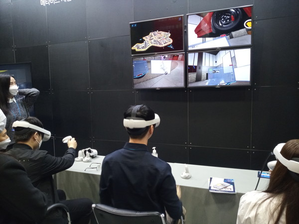 '2021국제인공지능대전'에서 관람객들이 VR기기를 통해 가상체험을 하고 있다. 사진은 본문과 직접 관련은 없음.