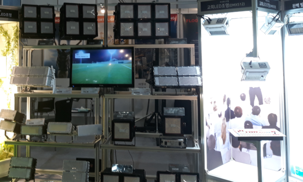 사진은 '2019LED엑스포'에 참여한 한 연구기관의 조명기술을 선보인 부스로서, 본문 기사와 직접 관련은 없음.