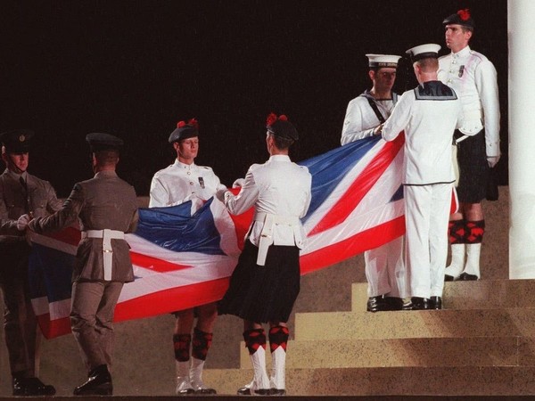 1997년 7월 1일 홍콩 주권반환 및 홍콩특별행정구 설립식 당시 홍콩을 떠나는 영국 해군.