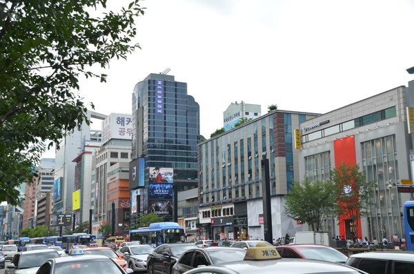 사진은 서울 강남대로 모습으로 이들 지역을 제외한 전국의 상가거래가 얼어붙고 있다.