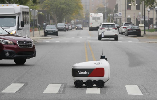 미국의 도심지 횡단보도를 건너고 있는 음식배달로봇.(사진=AP통신)