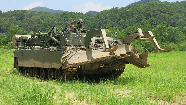 사진은 현대로템이 개발한 지뢰 제거용 전차로서 본문 기사와는 직접 관련없음.