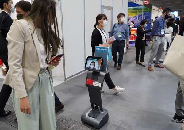 최근 일본에서 열린 ‘일본 식품 무역 전시회’에서 자율주행 로봇이 시범 운영되고 있다.(사진 : RX Japan Ltd)