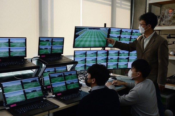 사진은 이번에 가상공간의 새로운 드론 시험 기술을 개발한 전자통신연구진의 모습.(사진=한국전자통신연구원)