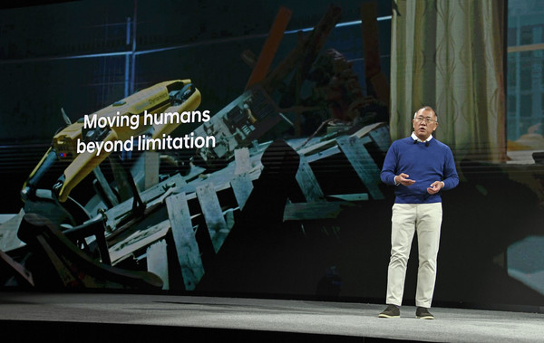 현대차의 정의선 회장이 CES 2022 현장에서 자사의 로보틱스 비전을 소개하고 있다.