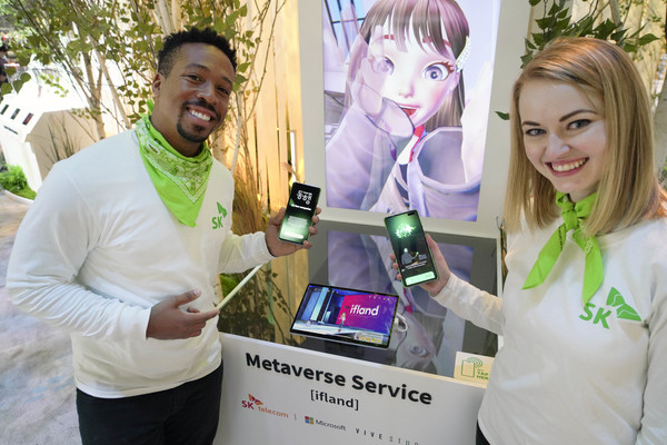 모델들이 SKT 'CES 2022' 전시 부스에서 AI 반도체 사피온(SAPEON)을 소개하고 있다