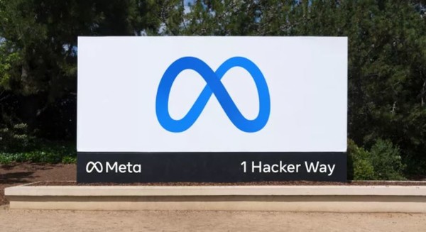 사진은 메타(페이스북)의 로고가 새겨진 현판.