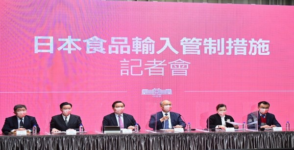 뤄빙청 대만 행정원 대변인(왼쪽에서 세 번째)과 관리들 일본 음식품개기자회견사진제공:타이완행정원 
