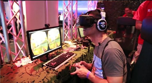 사진은 HMD를 착용한 증강기법 기술을 시연하는 모습으로 본문과 직접 관련은 없음.