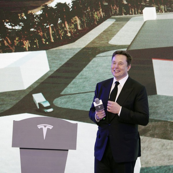 사진은 중국의 한 행사장에서 연설을 하고 있는 일론 머스크.(사진=WSJ)