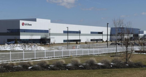 사진은 미국 미시간주 홀랜드에 있는 LG에너지솔루션의 전기자동차 배터리 생산 공장 모습.(사진=AP통신)