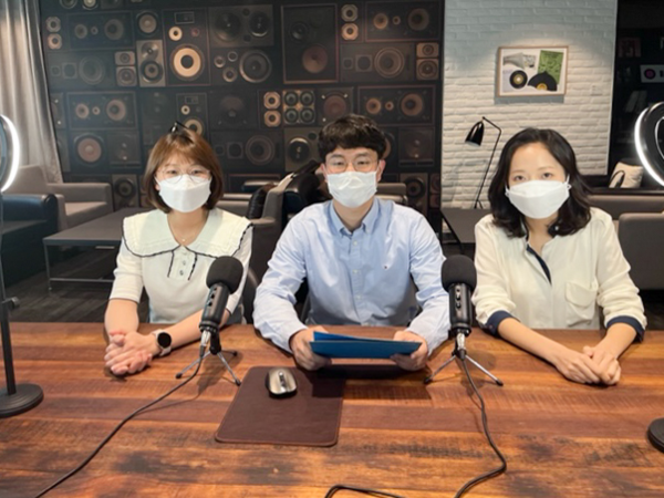 삼양사 식품BU(Business Unit)소속 직원이 판교 삼양디스커버리센터에서 실시간 영상 송출 시스템으로 웨비나를 진행하고 있다. (사진:삼양사)