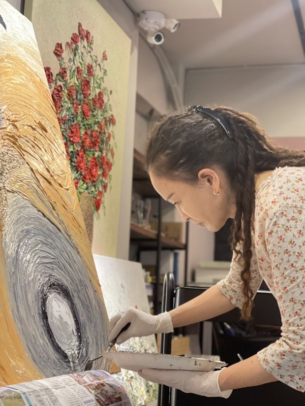 작품 활동에 몰두하고 있는 천리웨이 화가.