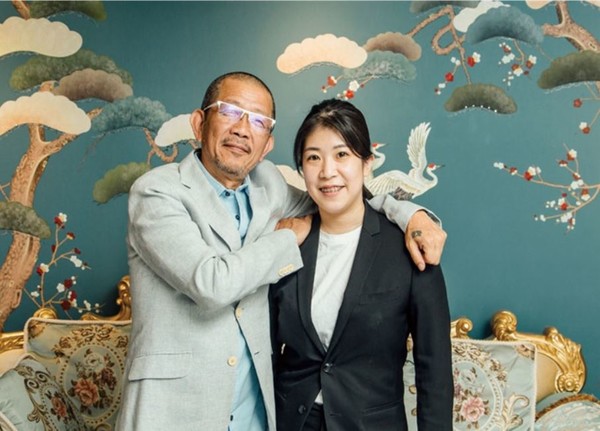 마선 창립자 천용성(陳永盛)과 그의 딸 천시위안(陳思媛). 그녀는 스스로 월급을 낮추고 매니저로서, 아버지의 가장 훌륭한 조력자가 되고 있다.