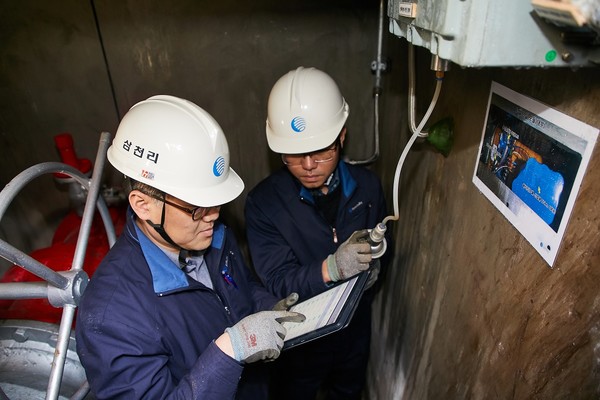 삼천리 직원들이 지하에 매설된 스마트 배관망시스템을 업무에 활용하고 있다(사진:삼천리)