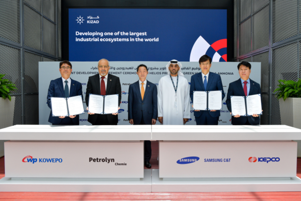 ▲한전이 삼성물산·서부발전과 UAE 그린 수소·암모니아사업 공동개발 협약을 체결했다.왼쪽부터 이세문 한국서부발전 해외신사업처장, 이드 알 올라얀 페트롤린케미 CEO, 이석구 주 UAE 대한민국 대사, 압둘라 알 하멜리 UAE 경제자유구역청 CEO, 안동복 삼성물산 건설부문 상무, 이현찬 한국전력 해외사업개발처장. (사진제공=한국전력)