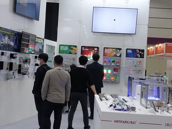 사진은 '2022 스마트팩토리전'에 출품한 스타트업의 부스.