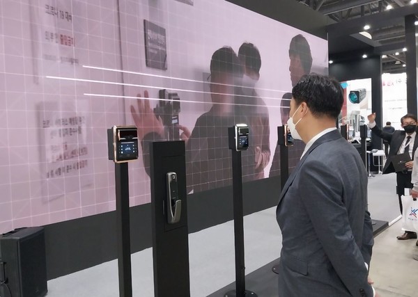 사진은 '2022 국제보안엑스포'에서 개인정보 보안기술을 체험하고 있는 관람객의 모습으로 본문과 직접 관련은 없음.