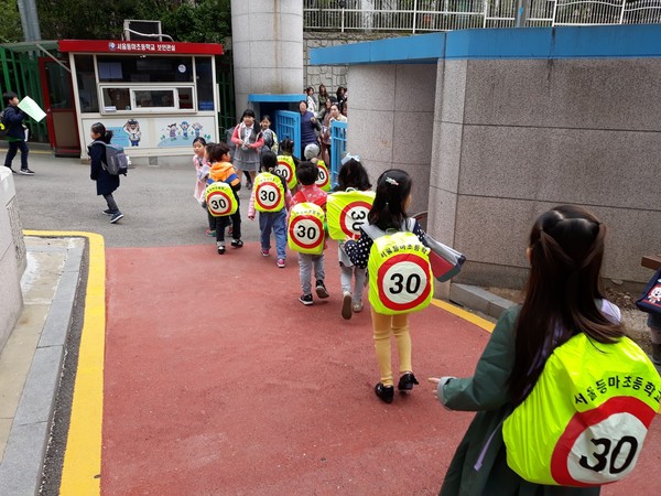 사진은 어린이들의 등교모습으로 본문 기사와 직접 관련은 없음.