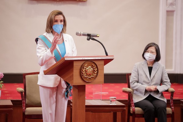 Pelosi (왼쪽), Taiwan President Tsai Ing-wen (오른쪽)                                         사진제공: 대만 총통부