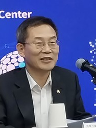 '외신기자 정책토론회'에서 발언하는 이종호 과학기술정보통신부 장관.